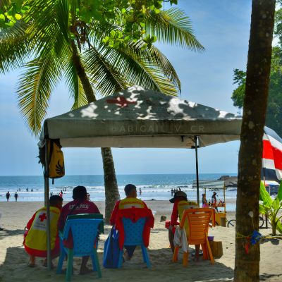 Most if the beaches have lifeguards presence, that might vary depending of the time and day of the week. Please always make sure to do a quick scan of the beach to confirm their presence before getting into the water