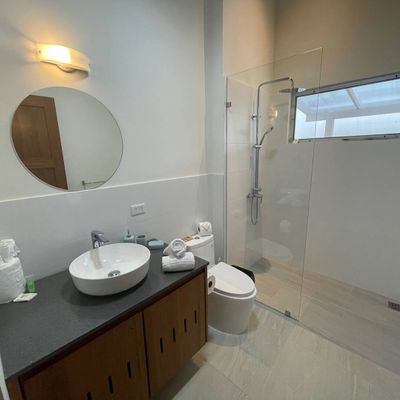 Gorgeous full bathroom at the hall for the bedrooms #2 and #3.