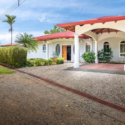A convenient garage, designed to fit your car with ease