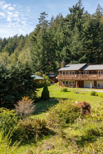 Cheerful, Fast WIFI, Close to Trails, Beaches