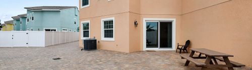 5BR townhouse w/ pool & balcony