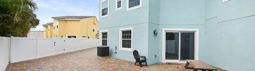 Fortebello townhouse w/ pool, BBQ & backyard