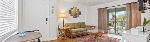 1BR Beachside Classic – 1 Min Walk to the Sand!