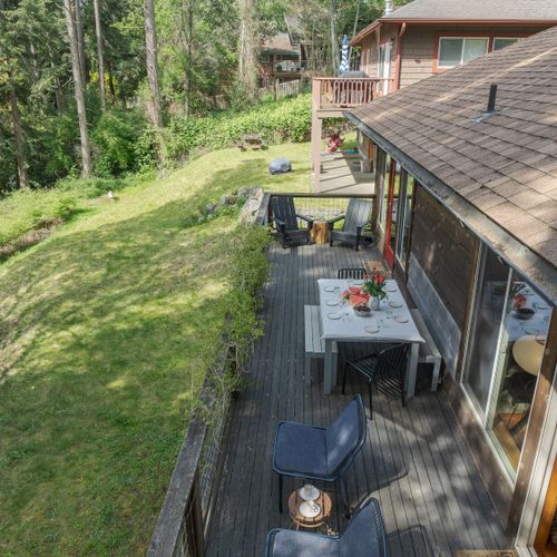 Sunny Balcony  Retreat – Relax with morning coffee or evening wine in a serene setting