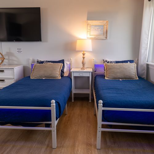 Perfect for families or groups, the top floor features a queen bed and two single beds for a cozy and rejuvenating sleep.