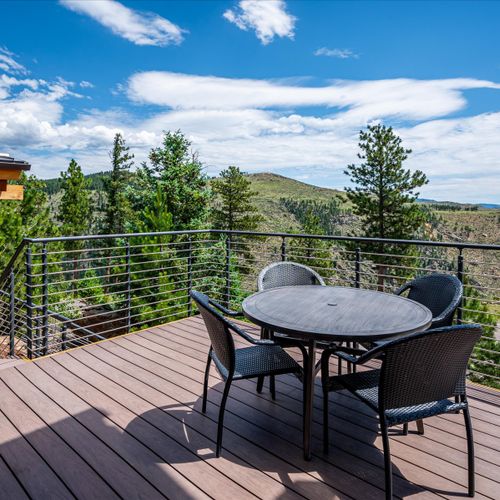 From every angle, our upgraded lodge captivates with its awe-inspiring mountain views. The deck dining nook offers spectacular hillscapes.