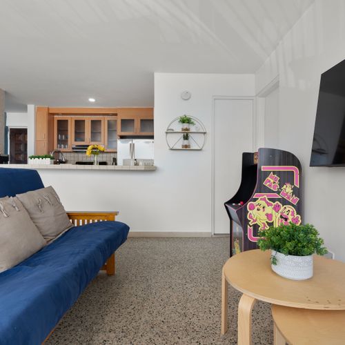Open-concept living: cozy space with kitchenette and breakfast bar. Ideal for socializing and dining.
