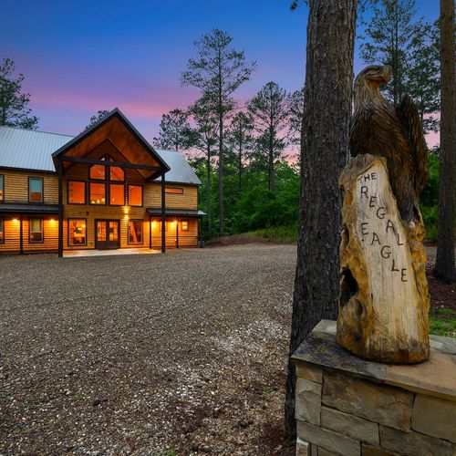 Regal Eagle- Sleeps 22!
