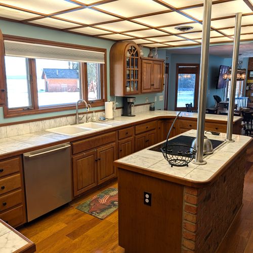 KITCHEN:  The home has a very large kitchen with all appliances (including a dishwasher) plus a kitchen island.