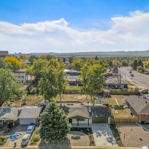 A beautiful aerial view highlights the safe, family-friendly neighborhood surrounding the property, showcasing well-kept homes and inviting green spaces that create a welcoming atmosphere for everyone.