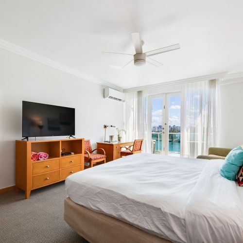 Modern amenities meet breathtaking scenery! This studio offers a dedicated workspace with an incredible view, making it ideal for both leisure and business travelers.