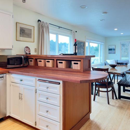 A natural gathering spot with room to spread out. Prep meals on warm wood counters, and enjoy the easy flow into the living and dining areas