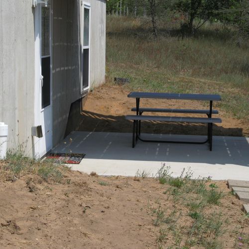 Exterior:  the apartment has a beautiful country setting with its own private entrance. A picnic table is also provided for outdoor dining.