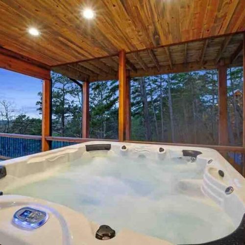 A 6-seater hot tub on the bottom deck!
