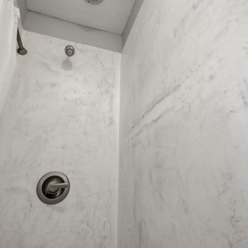 Bright bathroom w/ crisp tiling & a tub/shower combo
