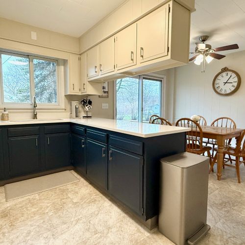Kitchen:  modern full kitchen with all appliances, except for a dishwasher.
