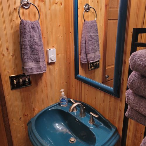 Bathroom #2 (main floor):  common full bathroom on the main floor.