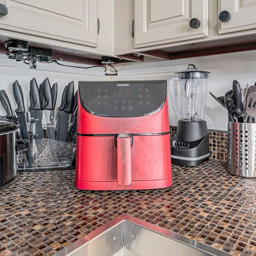 This kitchen is fully equipped with every culinary necessity, from a complete set of cutlery to all essential cooking tools. It even boasts a convenient air fryer, ensuring that every cooking method is at your fingertips.