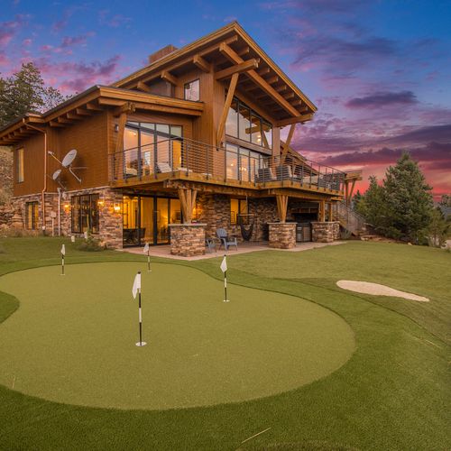 With the rocky mountain sunset as your backdrop, sink putts like a pro on our exclusive putting green.