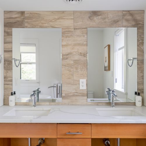 Dual sinks in the primary bath.