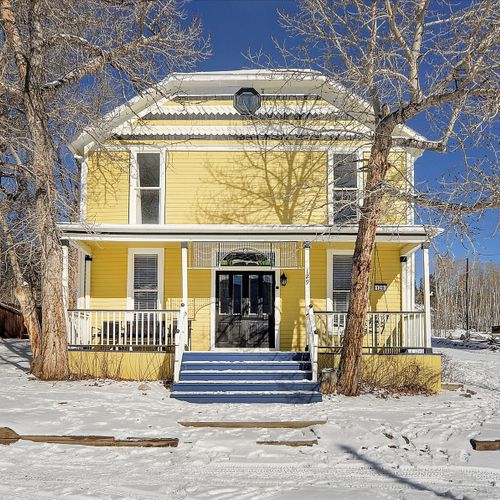 When you first set eyes on this gorgeous yellow house, you'll be entranced by its delicate features and historic charm.