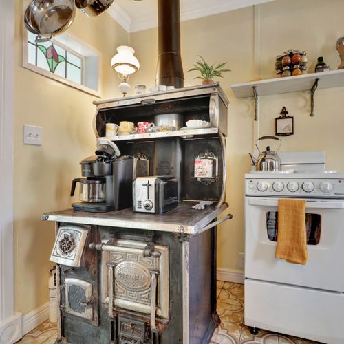 Brew in style—your coffee station with a classic touch.