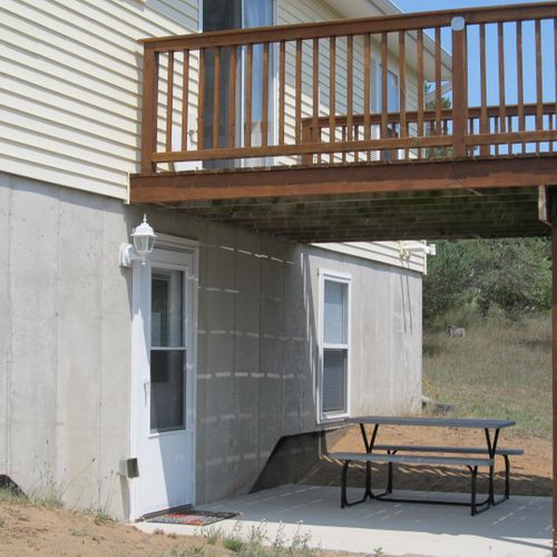 Exterior:  the apartment has a beautiful country setting with its own private entrance. A picnic table is also provided for outdoor dining.