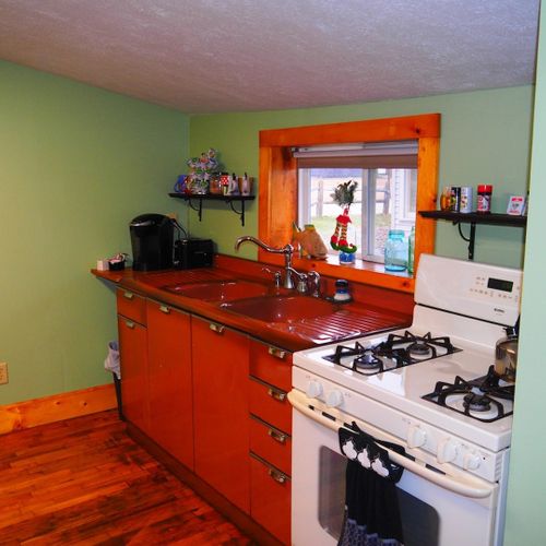 Kitchen:  full kitchen with a gas stovetop and oven, sink, cabins, refrigerator, microwave, keurig coffee maker, and a good supply of cooking and dining utensils.