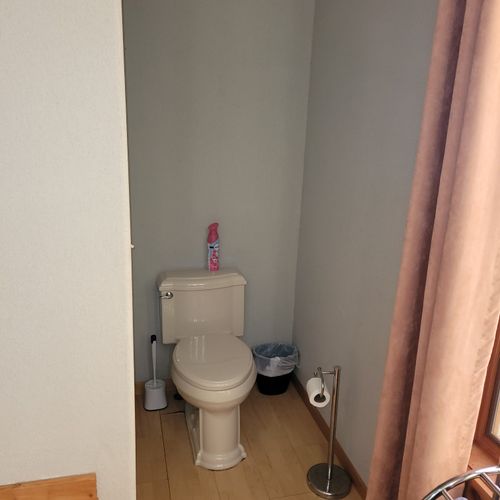 BATHROOM #3 (SECOND FLOOR):  Full bathroom on the second floor with a jetted bathtub.