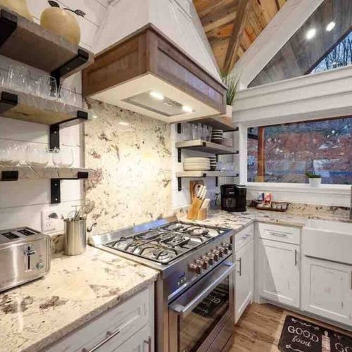 Equipped with a high-end 6 burner range!