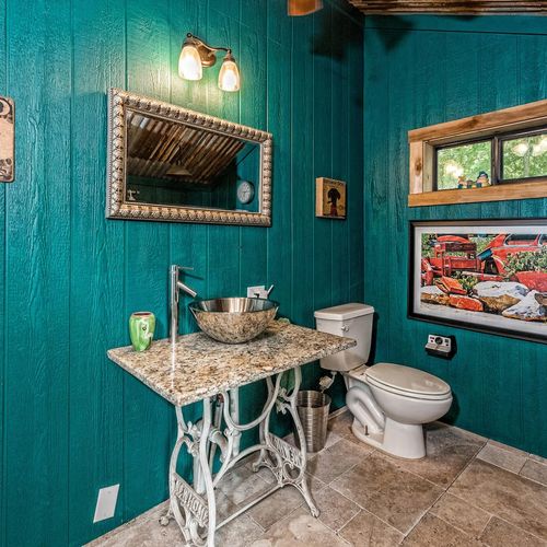 Additional bathroom in the laundry room, next to the outdoor shower