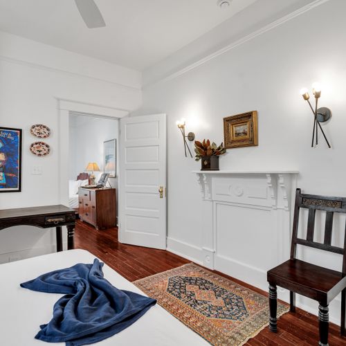 Functional bedroom nook w/ a dedicated workspace & smart storage.