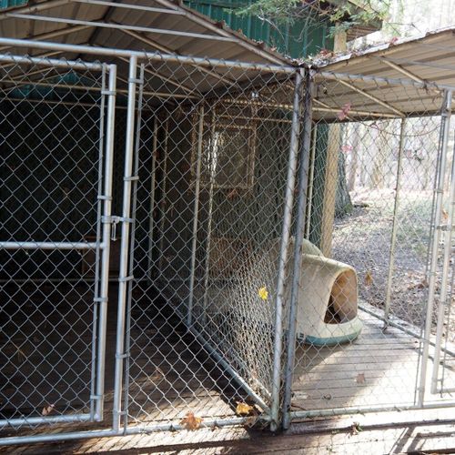 The property also includes 3 dog kennels that are attached to the pull barn behind the house. The kennels are available for guests to use and work great as a place to leave your dog(s) while going on a day trip.