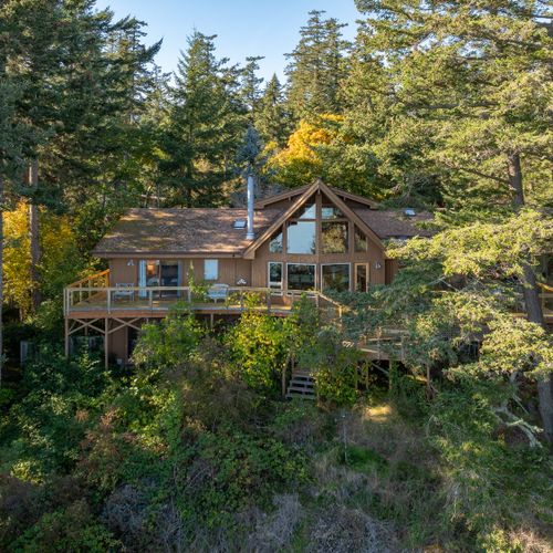 Welcome to waterfront seclusion in the San Juan Islands!