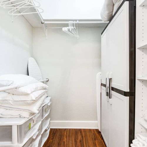 Br Closet