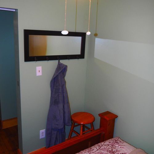 Bedroom #1:  very cute master bedroom features a queen-size bed, nightstand, lamp, ceiling fan, stool, mirror, and a closet.