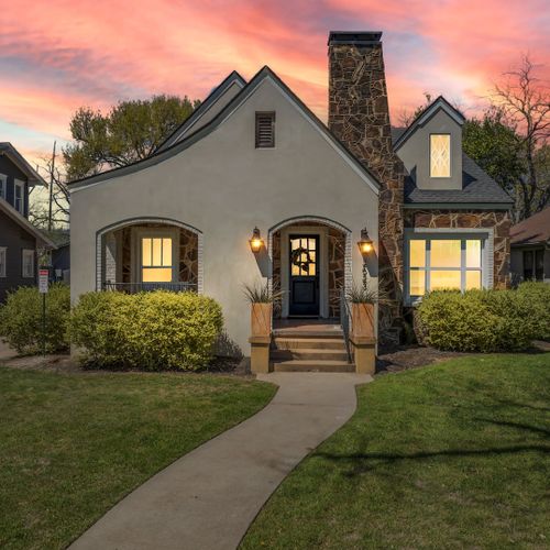 HGTV's Fixer Upper - Giraffe House in Waco
