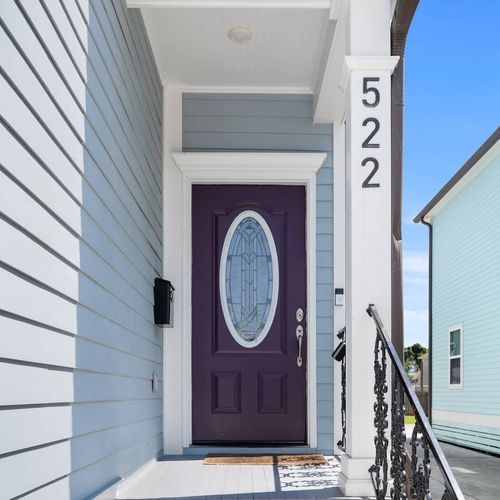 Welcoming front door at 522 — your home base for the whole trip.