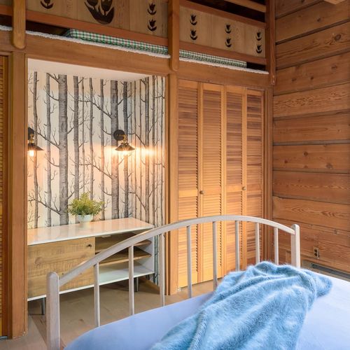 Guest bedroom with Queen Bed