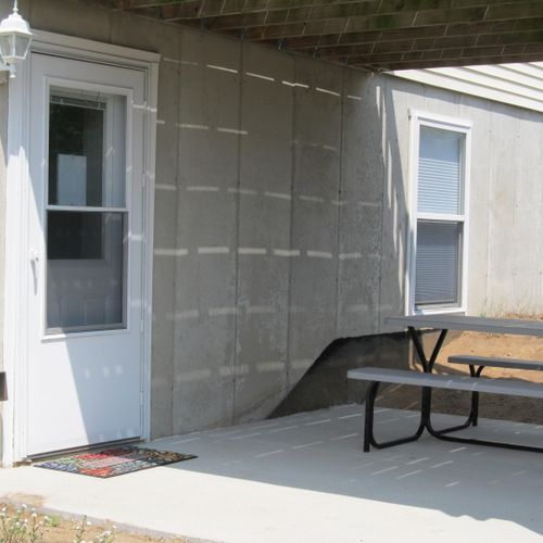 Exterior:  the apartment has a beautiful country setting with its own private entrance. A picnic table is also provided for outdoor dining.