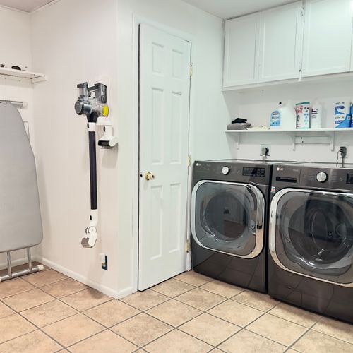 Travel light and stay comfortable. A full-size washer and dryer, iron, and basic supplies make it easy to freshen up after a day of exploring—perfect for longer stays or active island days.