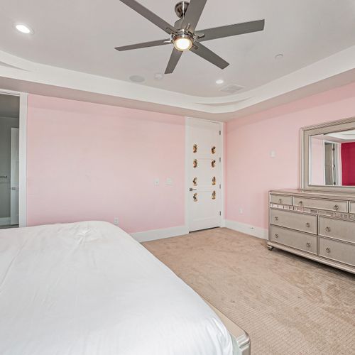 Private bathroom and plenty of room to relax, all in one inviting space.