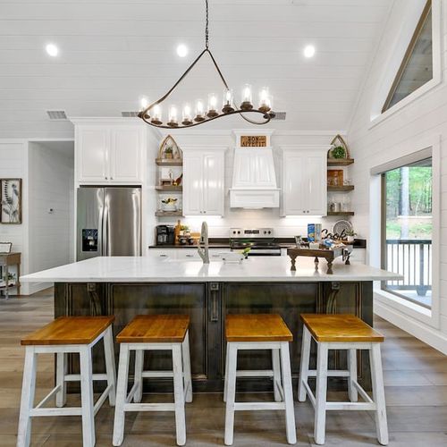 The kitchen is equipped with stainless steel appliances!