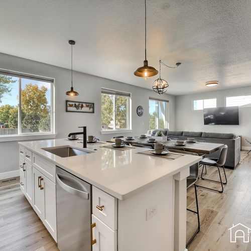 This open-concept kitchen/dining/living room combo is perfect for hosting dinner parties or family gatherings.
