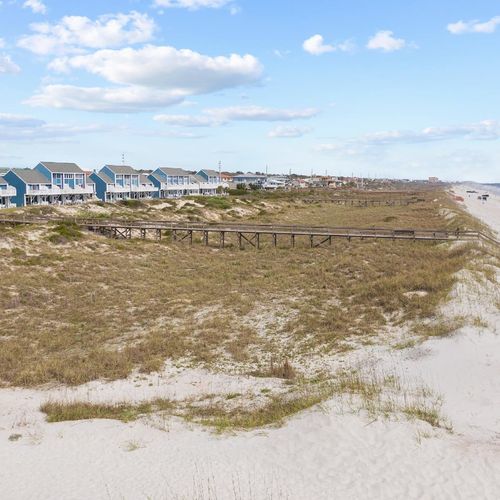 Escape to the ultimate beach getaway! Our prime location offers easy access to the sand and sea for a truly unforgettable experience.