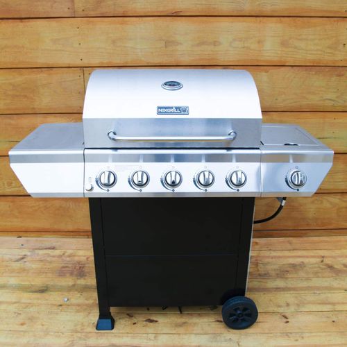 Full-size gas BBQ grill — fired up & ready for your next cookout.