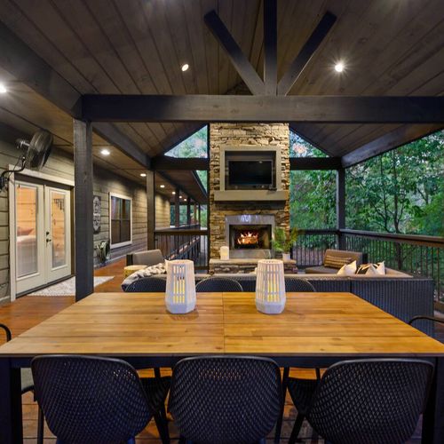 The outdoor dining area seats 8!