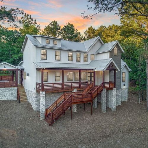 Inspiration Lodge - Charming Luxury Farmhouse with pond views. Sleeps 20.