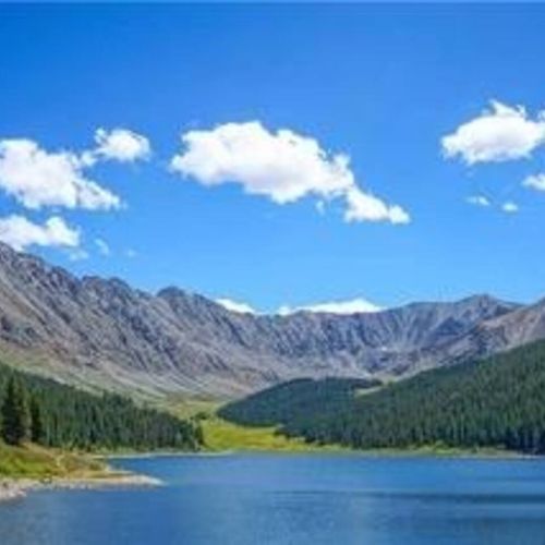 A picturesque blend of lakeside calm and the majestic colorado rockies.