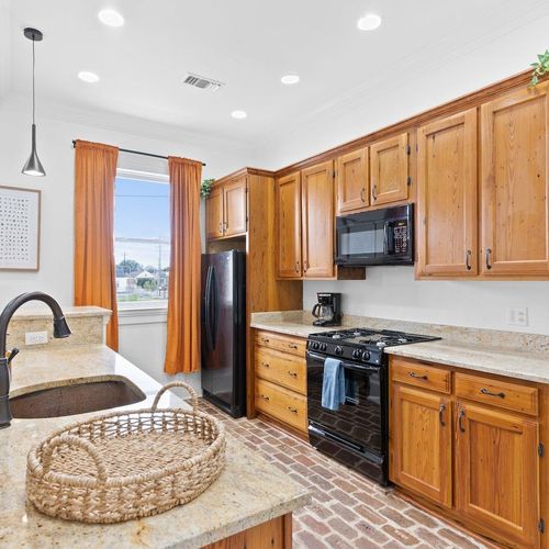 Fully stocked kitchen w/ fridge, microwave, dishwasher & all the essentials for cooking in.